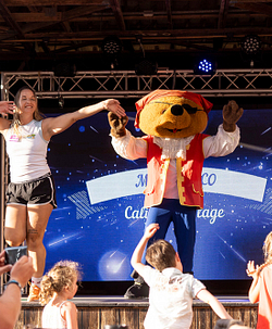 Camping Californie Plage - The kids and teens clubs - Entertainment on the stage of pirates\' square with the activity leaders and the “Pirato” mascot.