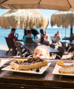 Camping Californie Plage - Restaurants - Pannenkoeken en wafels geserveerd in het restaurant \"de Beach\".