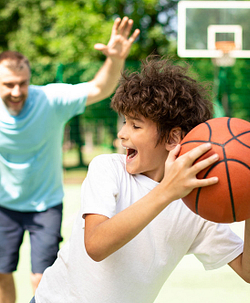 Camping Zelaia - Partido de baloncesto en familia