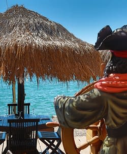 Camping Californie Plage - Galerie photo - Table en bord de plage au Bar-restaurant Le Beach\" aà la decoration dans le thème de la piraterie