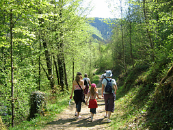 Camping Zelaia - Excursión en familia en los alrededores del camping