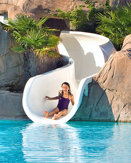Camping Le Bois de Valmarie - Waterpark - Meisje op een waterglijbaan