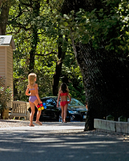 Le Bois de Valmarie campsite - Children playing on the accommodation paths