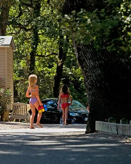 Camping Le Bois de Valmarie - Niños en los caminos del alojamiento