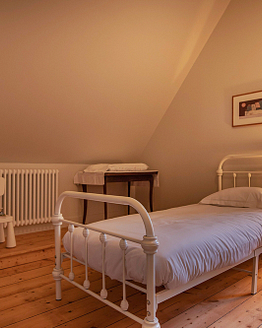 Manoir de Kerlut - Accommodation - child’s bedroom with single bed and baby cot