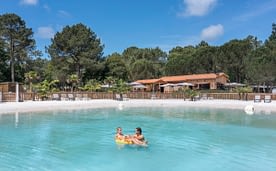 Camping Les Couleurs de la Coubre - Swimming - Couple swimming in the lagoon