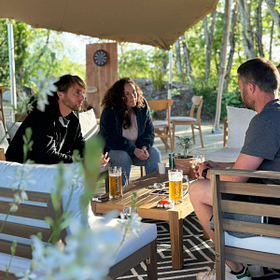 Moment convivial au bar-snack du Domaine de Mesqueau avec des produits locaux et une ambiance chaleureuse en pleine nature.