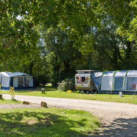 Tent and caravan pitches on the Domaine de Mesqueau campsite