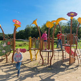 enfant qui joue aire de jeux camping familial le Domaine de Mesqueau Plougasnou Bretagne