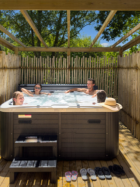 Famille dans un des SPA privatif des Lodges Premium 2 chambres au Domaine de Mesqueau en Baie de Morlaix