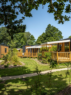 Village des cottages Premium au Domaine de Mesqueau, un espace piétonnier sans voiture, entouré de verdure et de chemins paysagers