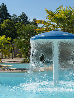Piscine chauffée et solarium camping Domaine de Mesqueau Plougasnou Finistère