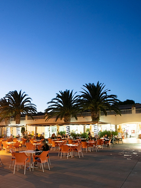 Campingplatz Amfora - Abendveranstaltung -  Blick auf die Terrasse des Restaurants