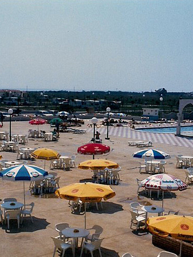 Càmping Amfora - Història del càmping - Plaça principal i piscina en els anys 1980