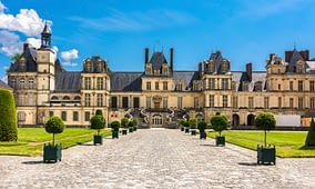 Destination Ile de France - Chateau de Fontainebleau courtyard