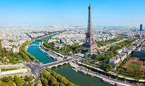 Destination Île-de-France - Vue aérienne de la seine et de la tour Eiffel