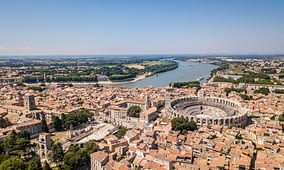 Destination Languedoc Roussillon - Vue aérienne d\'Arles de ses vestiges antiques