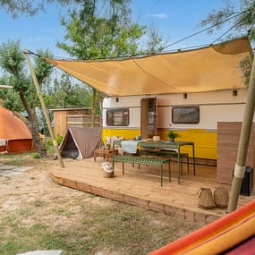 Beauregard Plage Campsite - Caravane Happy Days - Exterior view of caravan and sanitary facilities