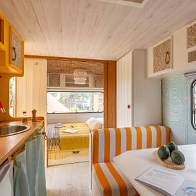 Beauregard Plage Campsite - Caravane Happy Days - Kitchen with view of double bed