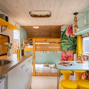 Beauregard Plage Campsite - Caravane Surf - View of living space and bunk-beds