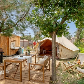 Beauregard Plage Campsite - Tentes Terracotta Duo - Tent, sanitary block and terrace