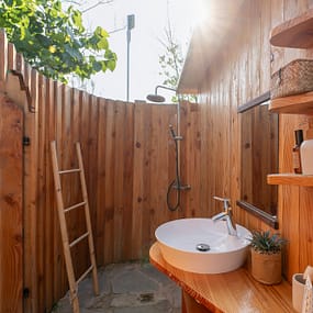 Beauregard Plage Campsite -  Caban O Spa Camping Pitch - View of outdoor shower and sink
