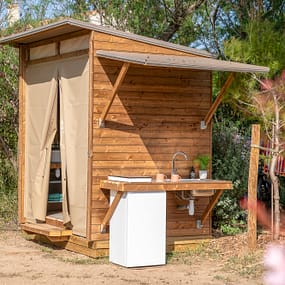 Beauregard Plage Campsite - Sani Lodge Pitch - View of sanitary facilities and outdoor kitchen space