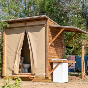 Beauregard Plage Campsite - Sani Lodge Pitch - View of sanitary facilities