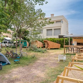 Beauregard Plage Campsite - Communal pitch for cyclists - View of pitches and arches to lock bikes