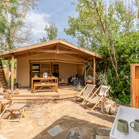 Beauregard Plage Campsite - Lodge tents - View of Tente Lodge and terrace