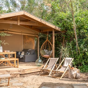 Beauregard Plage Campsite - Lodge tents - View of tent and terrace