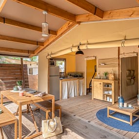 Camping Beauregard Plage - Tente Lodge Bohème - Terrace and Kitchen