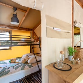 Camping Beauregard Plage - Tente Lodge Bohème - Bedroom with bunk-beds and living space