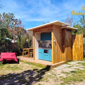 Emplacement avec sanitaire priv&eacute; et cuisine