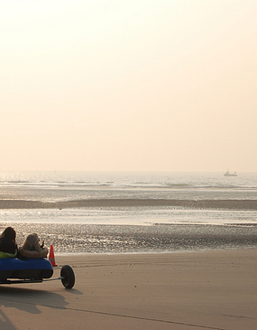 Char à voile sur la plage en Baie de Somme au couché du soleil ©Somme Tourisme