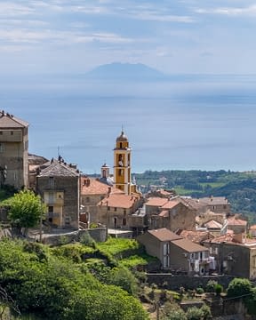 Domaine de Bagheera, Erlebnis, Blick auf das Bergdorf Cervione auf Korsika