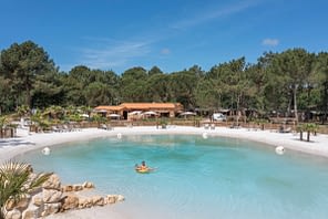 Camping Les Couleurs de la Coubre - Swimming - Couple swimming in the lagoon
