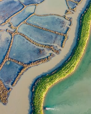 Les Couleurs de la Coubre - Charente-Maritime - Vue aérienne des parcs a huitres et claire dans le bassin de marennes oléron en charente maritime