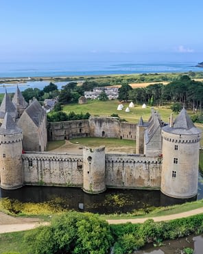 Camping Sainte Brigitte - Loire Atlantique - Vue aérienne du château médiéval, du domaine de Suscinio