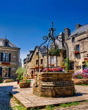 Le Moténo - Morbihan - Town square of Rochefort en Terre, Brrittany