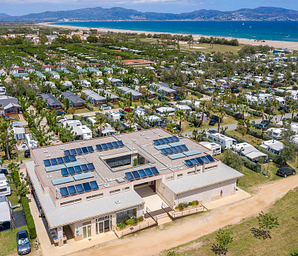 Camping Amfora - El camping - Vista aérea de un bloque sanitario, parcelas y la playa