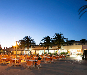 Camping Amfora - El camping - Gran plaza central con terraza y escenario para los espectáculos