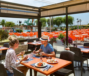 Campingplatz Amfora - Bars und Restaurants - Terrasse des Restaurants mit Blick auf den Swimmingpool