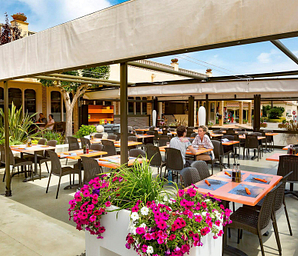 Camping Amfora - Bars et Restaurants - Terrasse fleurie du restaurant