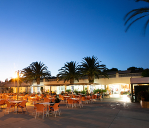 Campingplatz Amfora - Abendveranstaltung -  Blick auf die Terrasse des Restaurants