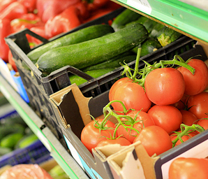 Camping Amfora - Services et commerces - Légumes et fruits frais en vente dans le supermarché