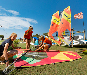 Camping Amfora - Activités et animations - Animation windsurf près de la plage