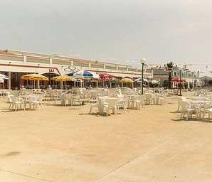 Amfora campsite - History of the campsite - Main square of the campsite during the 1980s