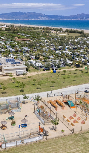 Camping Amfora - Actividades y animaciones - Vista aérea del Challenge Park cerca de las parcelas y los bloques sanitarios