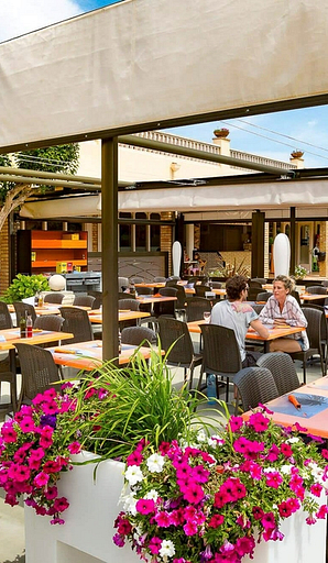 Camping Amfora - Bars et Restaurants - Terrasse fleurie du restaurant
